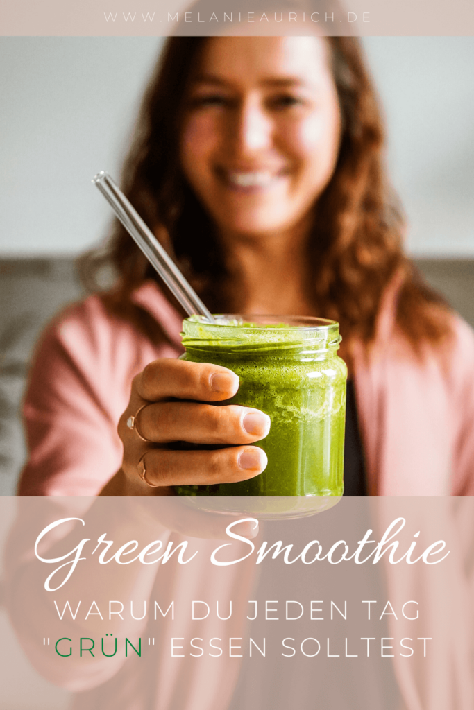 Frau mit Glas mit grünem Smoothie in der Hand mit Glashalm 