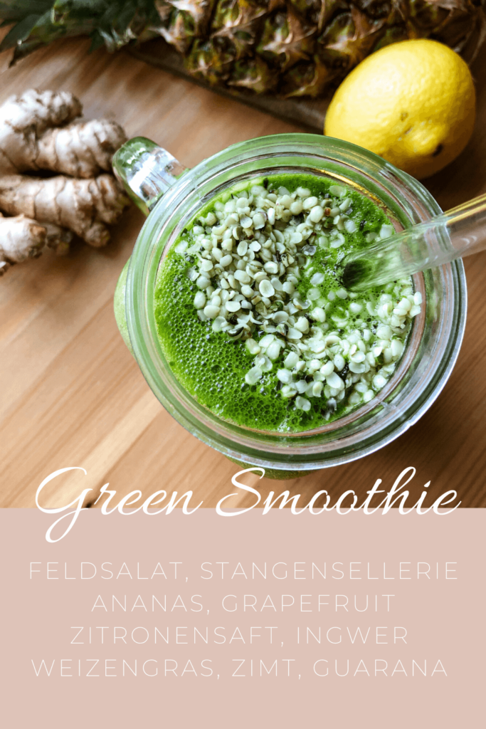 grüner Smoothie mit Glashalm aus Ananas, Ingwer, Ananas mit Hanfsamen 