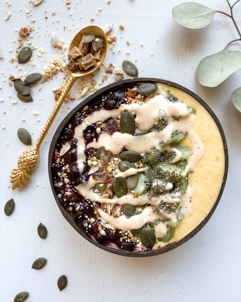 Smoothie Bowl Ananas Löffel Sanddorn Kürbiskerne Kiwi Toppings 