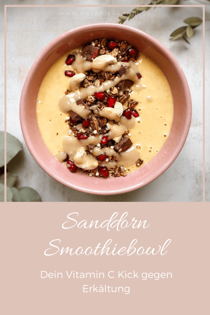 Schüssel mit Smoothie aus Sanddorn, Orange, Banane mit Granatapfel und Schokolade