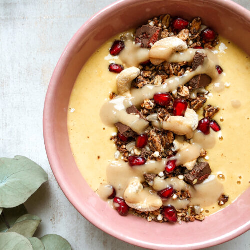 Smoohtie Bowl mit Sanddornsaft und Granatapfelkernen