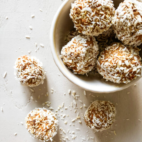 Carrot Cake Energy Balls in einer kleinen Schüssel