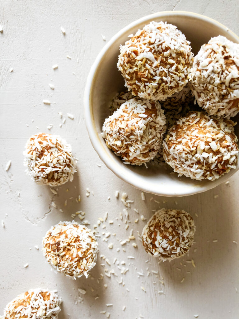 Carrot Cake Energy Balls in einer kleinen Schüssel