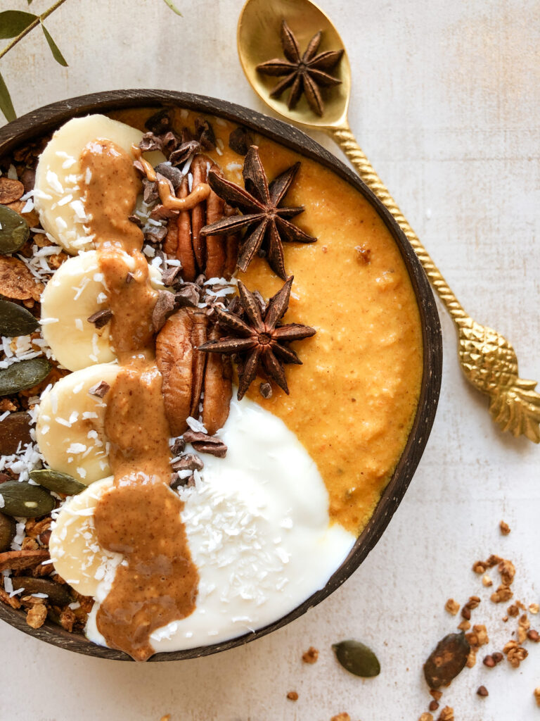 Carrot Cake Smoothie Bowl in Kokosnussschüssel