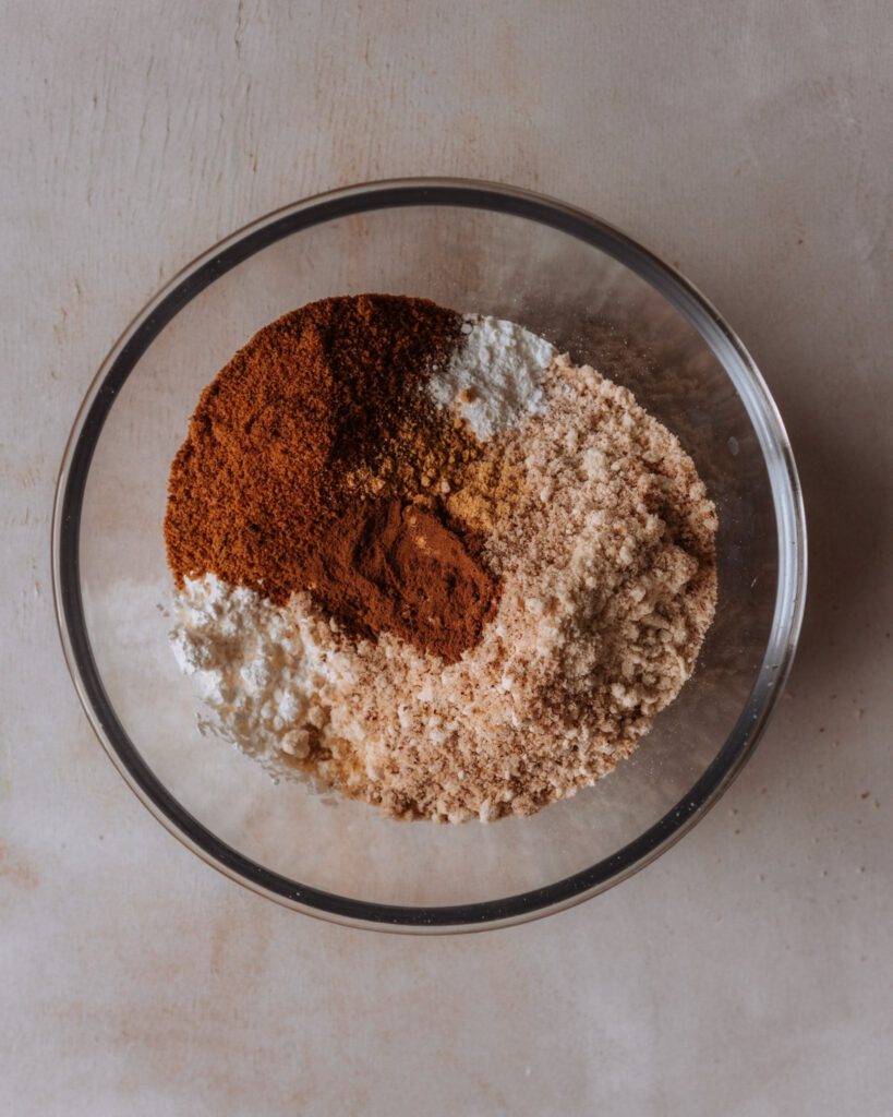 trockene Zutaten Carrot Cake in einer Glasschüssel