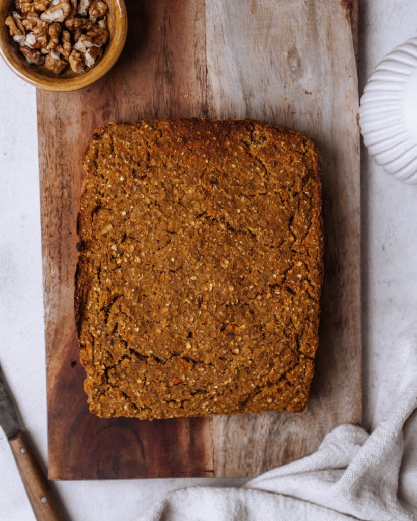 gebackener Carrot Cake von oben auf einem Holzbrettchen