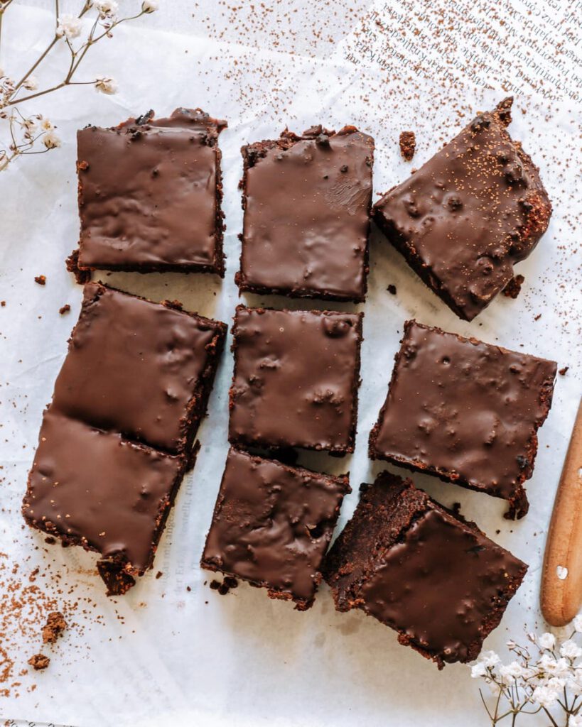 Schokoladenbrownies von oben in 9 Stücke geschnitten