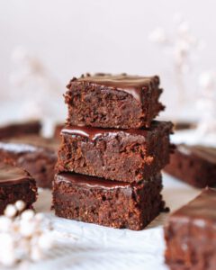 3 Stück Schokoladenbrownies übereinander zu einem Turm gestapelt