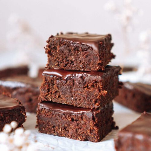 3 Stück Schokoladenbrownies übereinander zu einem Turm gestapelt