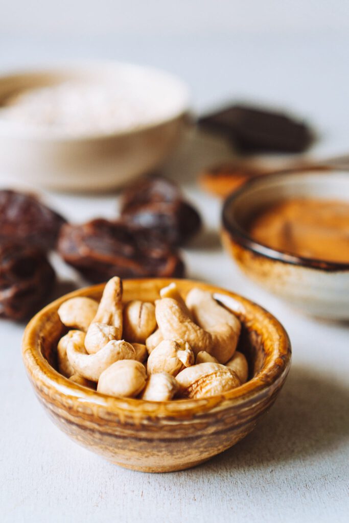 Backzutaten mit Cashews im Vordergrund in einer kleinen Schüssel