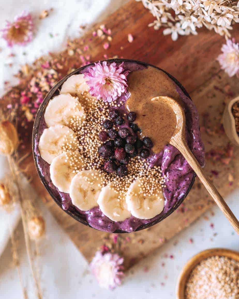 lila Blueberry Cheesecake Smoothie Bowl von oben