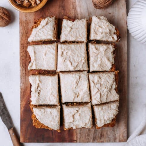 Carrot Cake von oben in 12 Stücke geschnitten mit weißer Creme