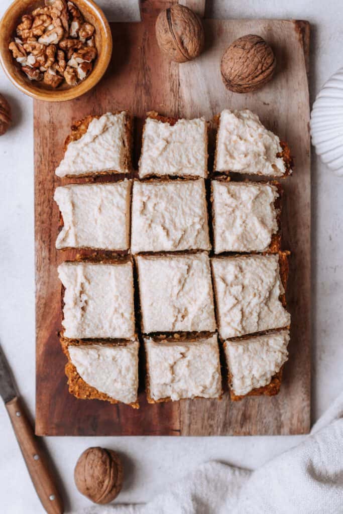 Carrot Cake von oben in 12 Stücke geschnitten mit weißer Creme