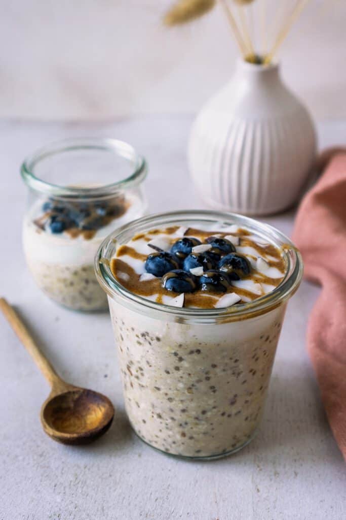 zwei Gläser mit Overnight Oats und Heidelbeeren