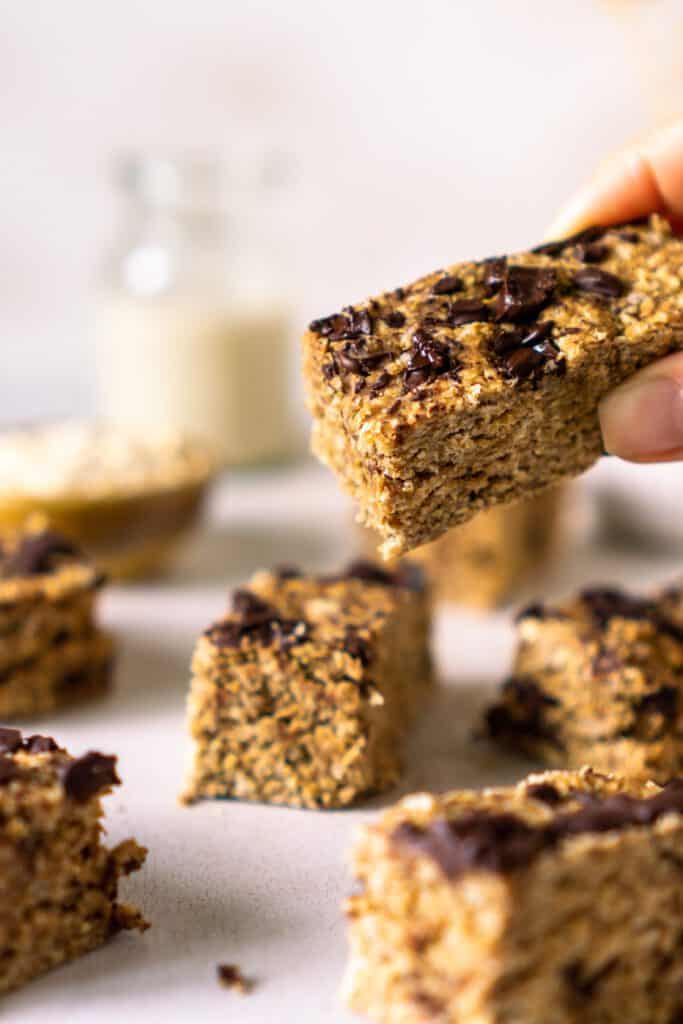 Granola Riegel, einer in der Hand gehalten