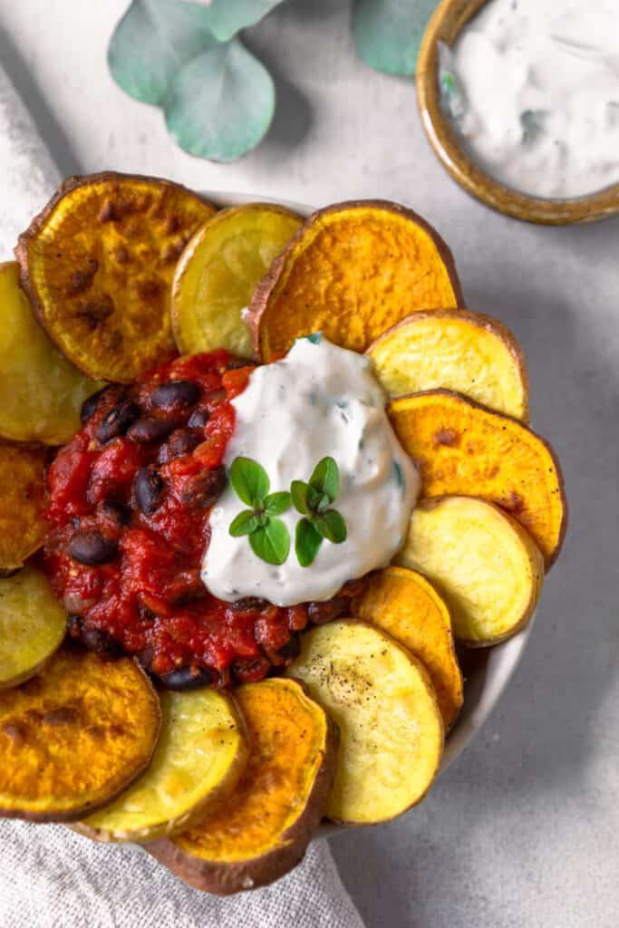 Ofenkartoffelchips mit rotem und weißem Dip