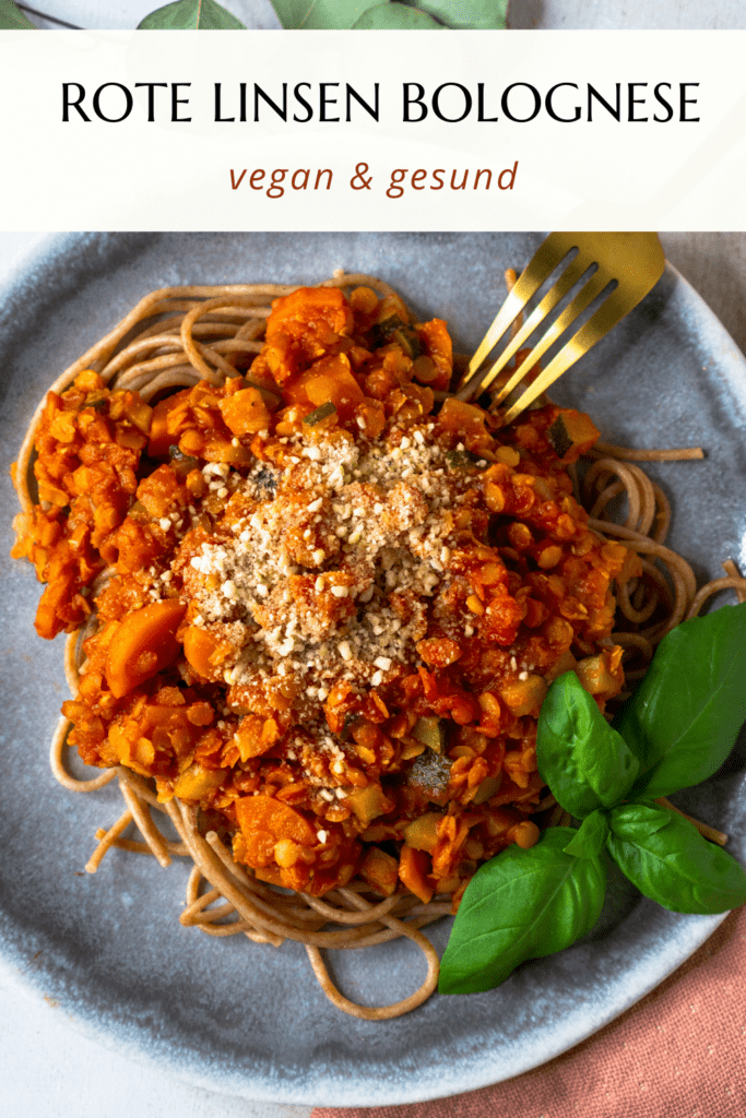 Pin für Pinterest mit veganer Bolognese aus roten Linsen mit Spagetti auf einem Teller, Draufsicht